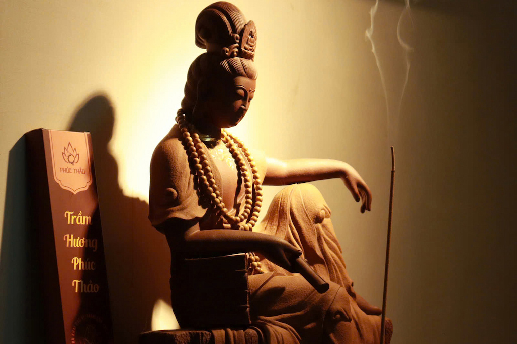 Có nên đốt trầm hương trên bàn thờ? Góc nhìn phong tục, tâm linh và thực tế sử dụng