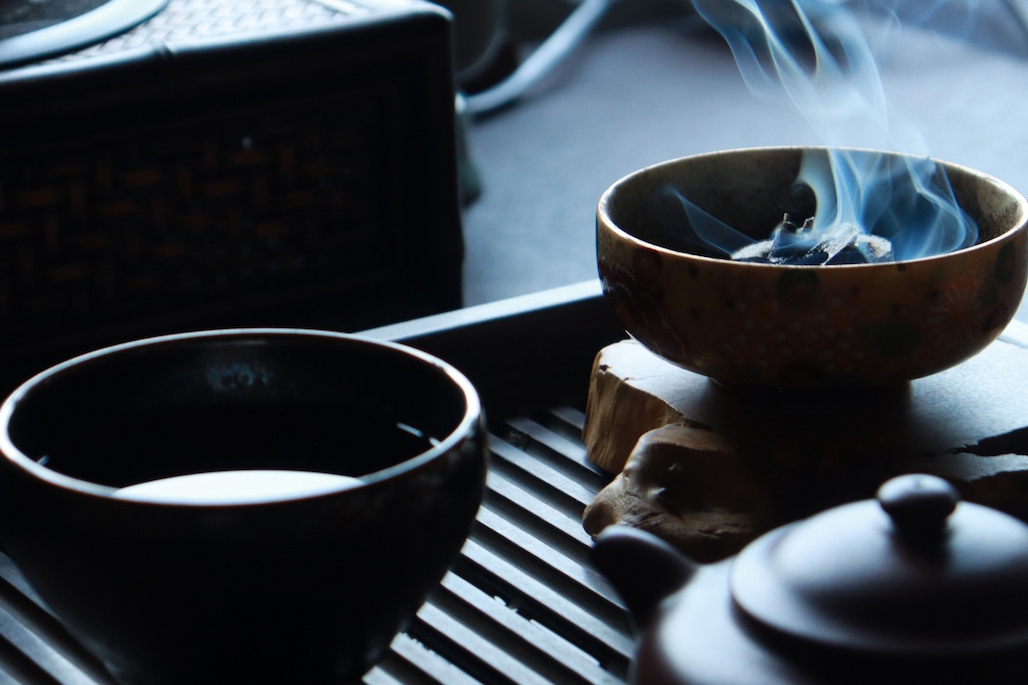 Cách đốt trầm hương đúng cách: hướng dẫn chi tiết cho người mới bắt đầu